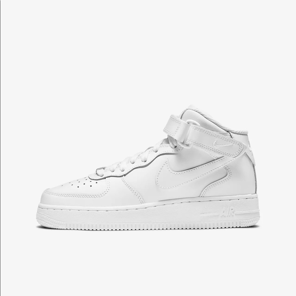 Nike Air Force 1 Mid LE Big Kids Size 7y Size 8.5 Women wore once